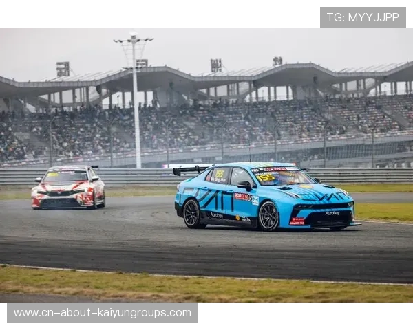 赛车尾翼损坏仍坚持完赛 赛车尾翼损坏仍坚持完赛