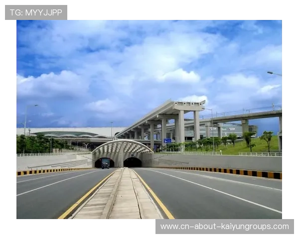 深圳新鹏城边路传中质量提升，后点包抄差一点碰到